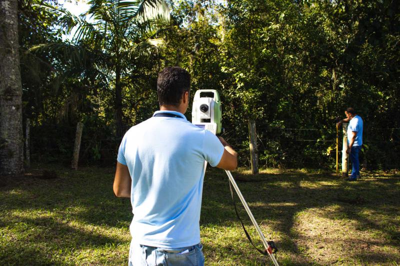 Topografia com equipamento profissional